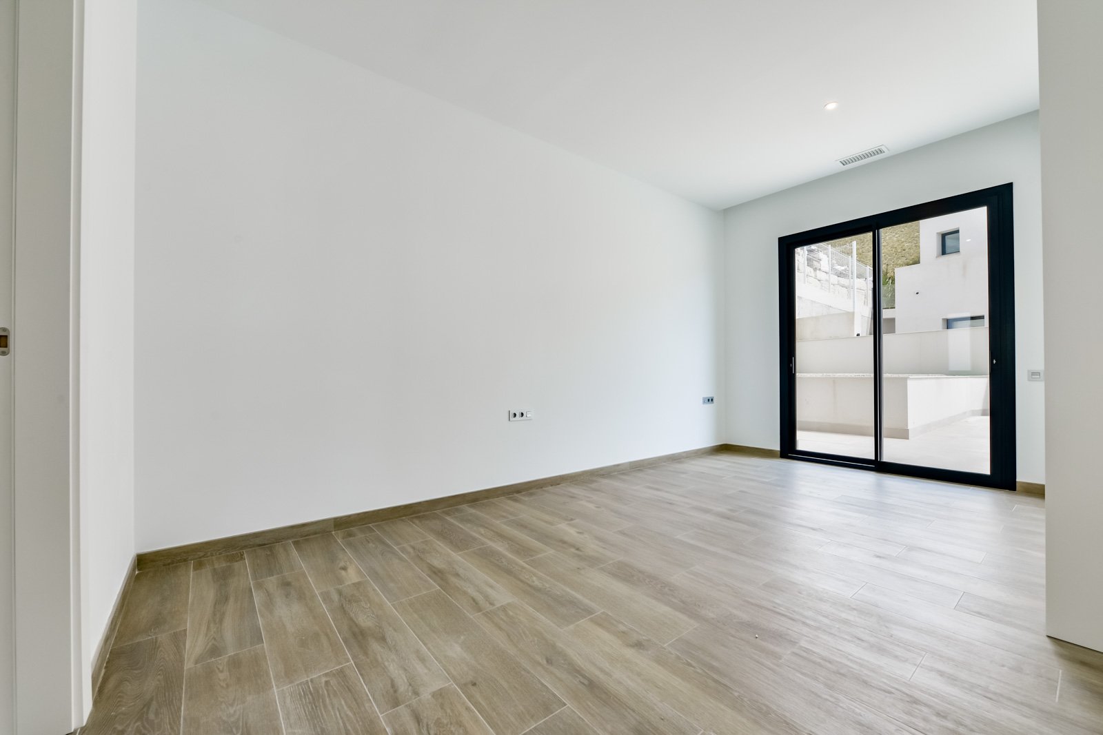 In der charmanten Stadt Finestrat gelegen, bietet diese Villa ein außergewöhnliches Wohnerlebnis. Mit Meerblick befindet sich diese Immobilie nur 5 k
