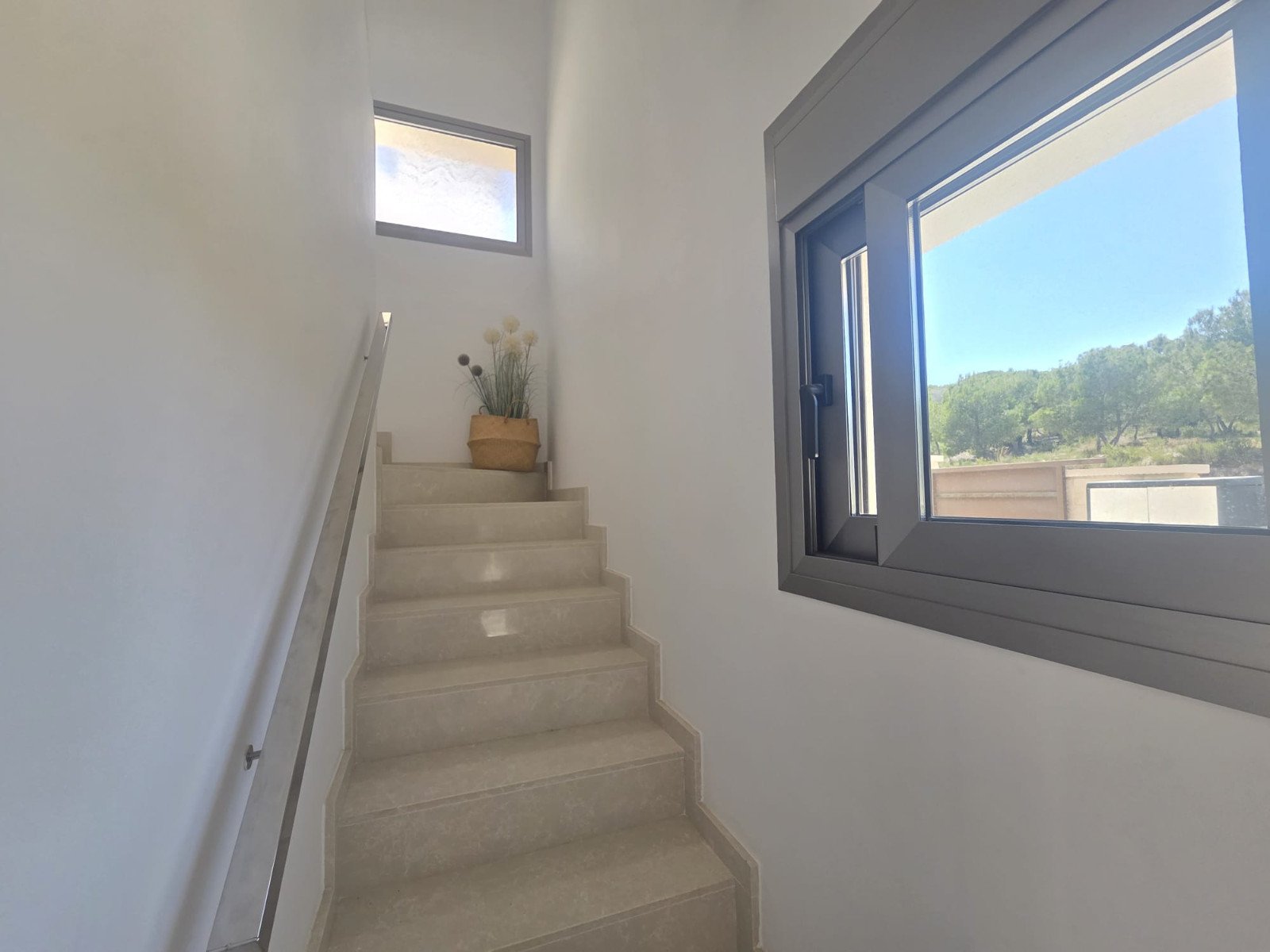 Exklusive, bezugsfertige, moderne und stilvolle, freistehende Luxusvilla mit 3 Schlafzimmern und 3 Bädern en suite. Voll möbliert in ruhiger Lage in