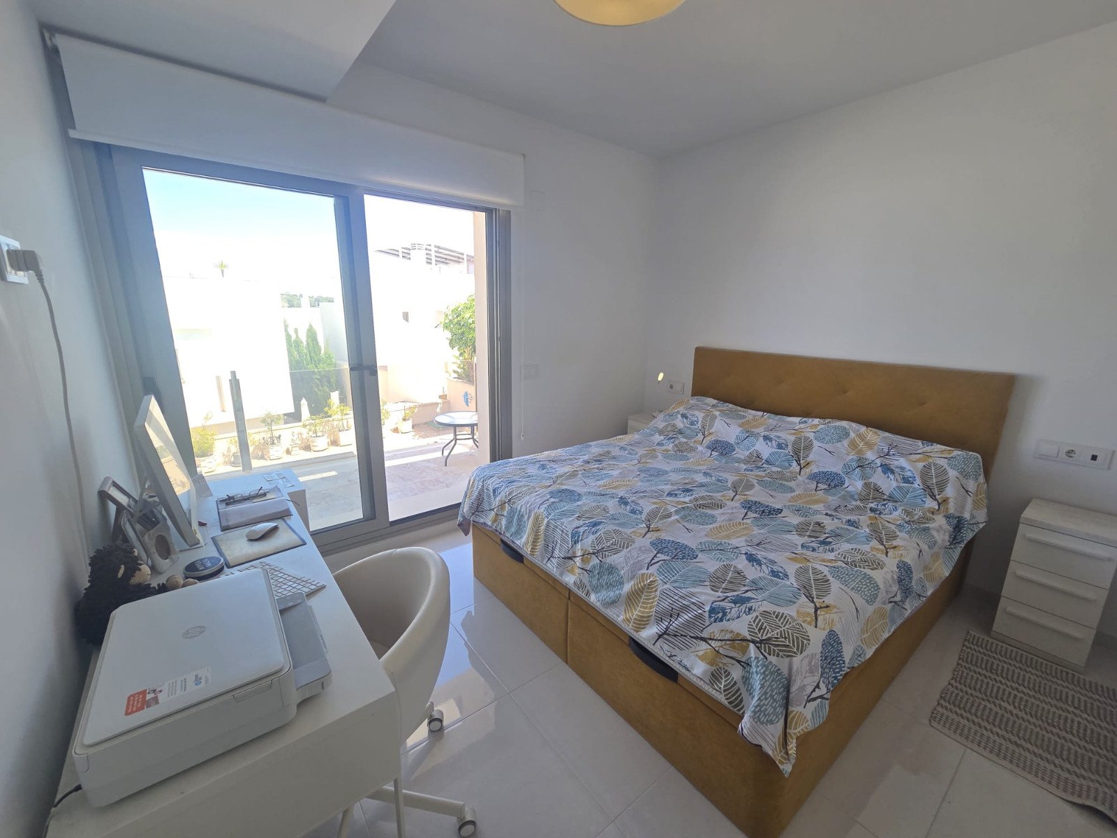 Exklusive, bezugsfertige, moderne und stilvolle, freistehende Luxusvilla mit 3 Schlafzimmern und 3 Bädern en suite. Voll möbliert in ruhiger Lage in