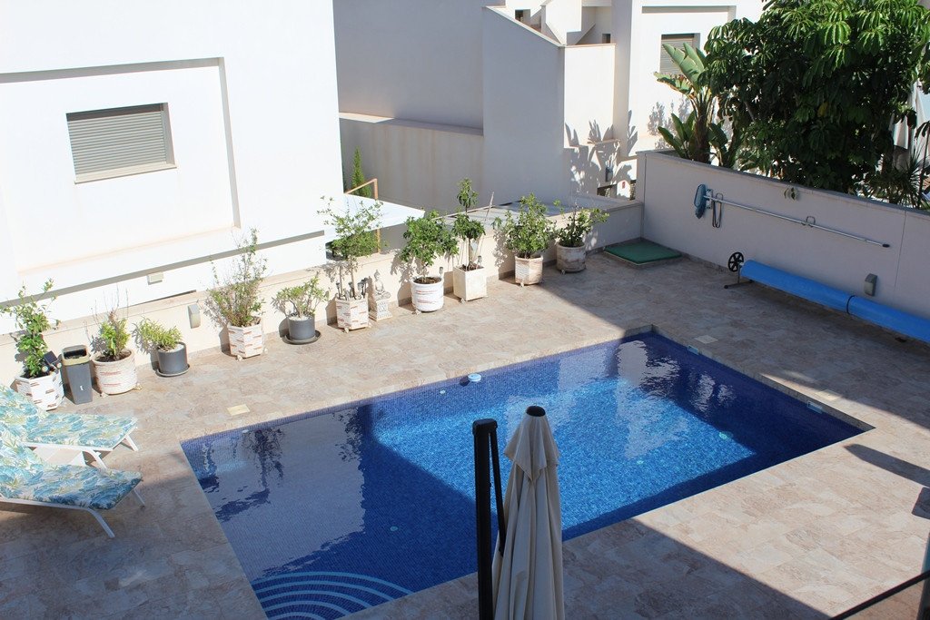 Exklusive, bezugsfertige, moderne und stilvolle, freistehende Luxusvilla mit 3 Schlafzimmern und 3 Bädern en suite. Voll möbliert in ruhiger Lage in