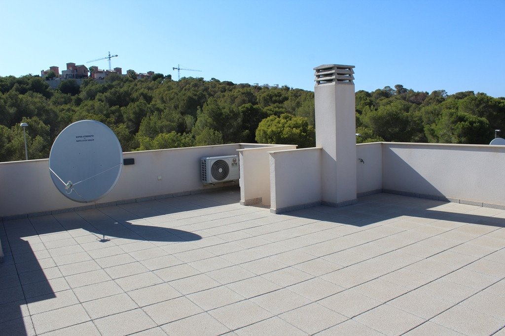 Exklusive, bezugsfertige, moderne und stilvolle, freistehende Luxusvilla mit 3 Schlafzimmern und 3 Bädern en suite. Voll möbliert in ruhiger Lage in