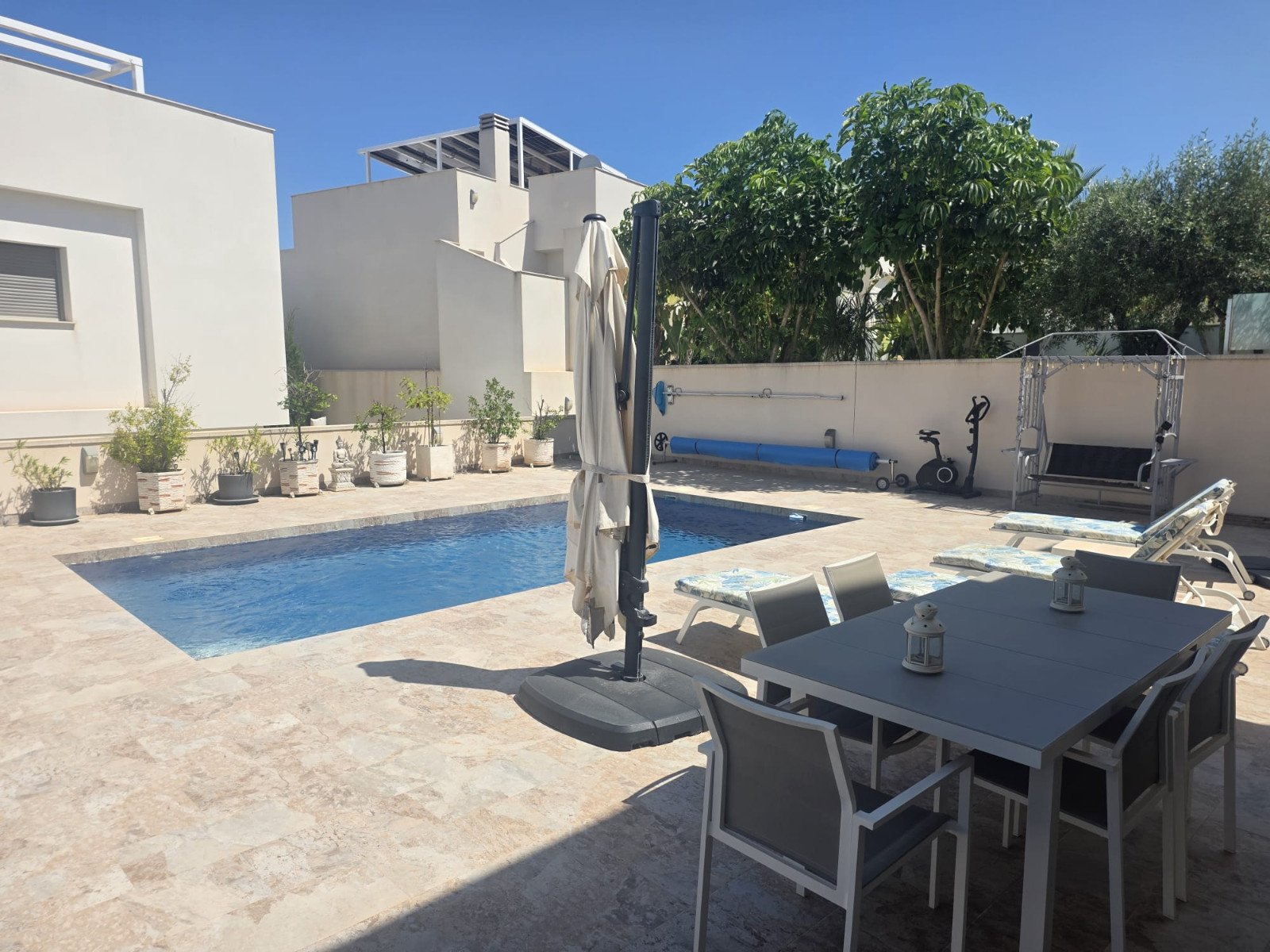 Exklusive, bezugsfertige, moderne und stilvolle, freistehende Luxusvilla mit 3 Schlafzimmern und 3 Bädern en suite. Voll möbliert in ruhiger Lage in