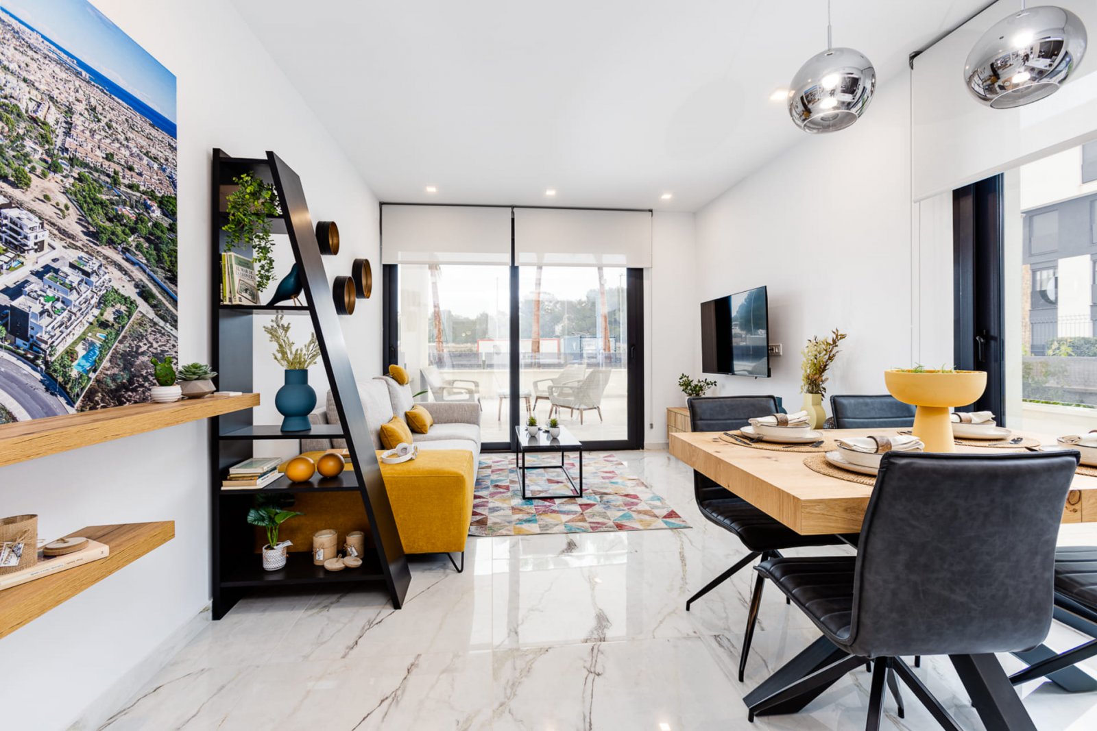 In der charmanten Ciudad Quesada gelegen, bietet diese exklusive Gemeinschaft insgesamt 84 Immobilien, aufgeteilt in High-Bungalows und Low-Bungalows