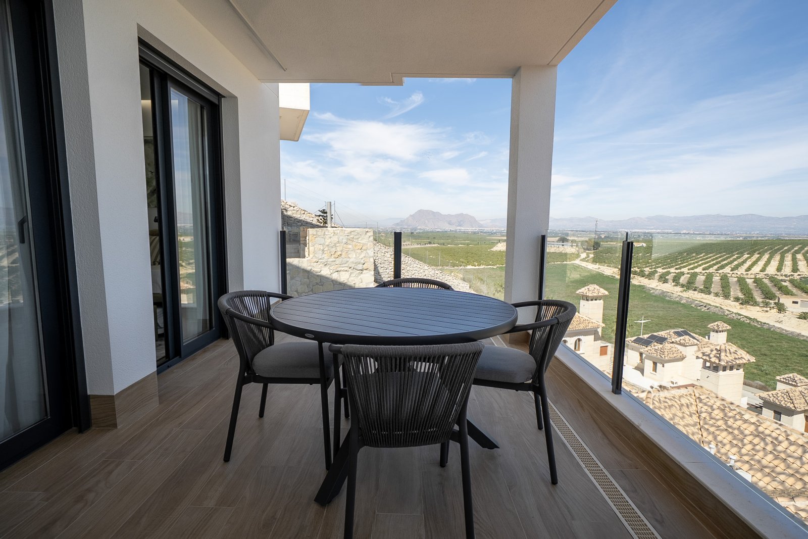 In der prestigeträchtigen Umgebung von La Finca Golf gelegen, bietet diese Wohnanlage eine Auswahl an Häusern, die sich an unterschiedliche Bedürfnis