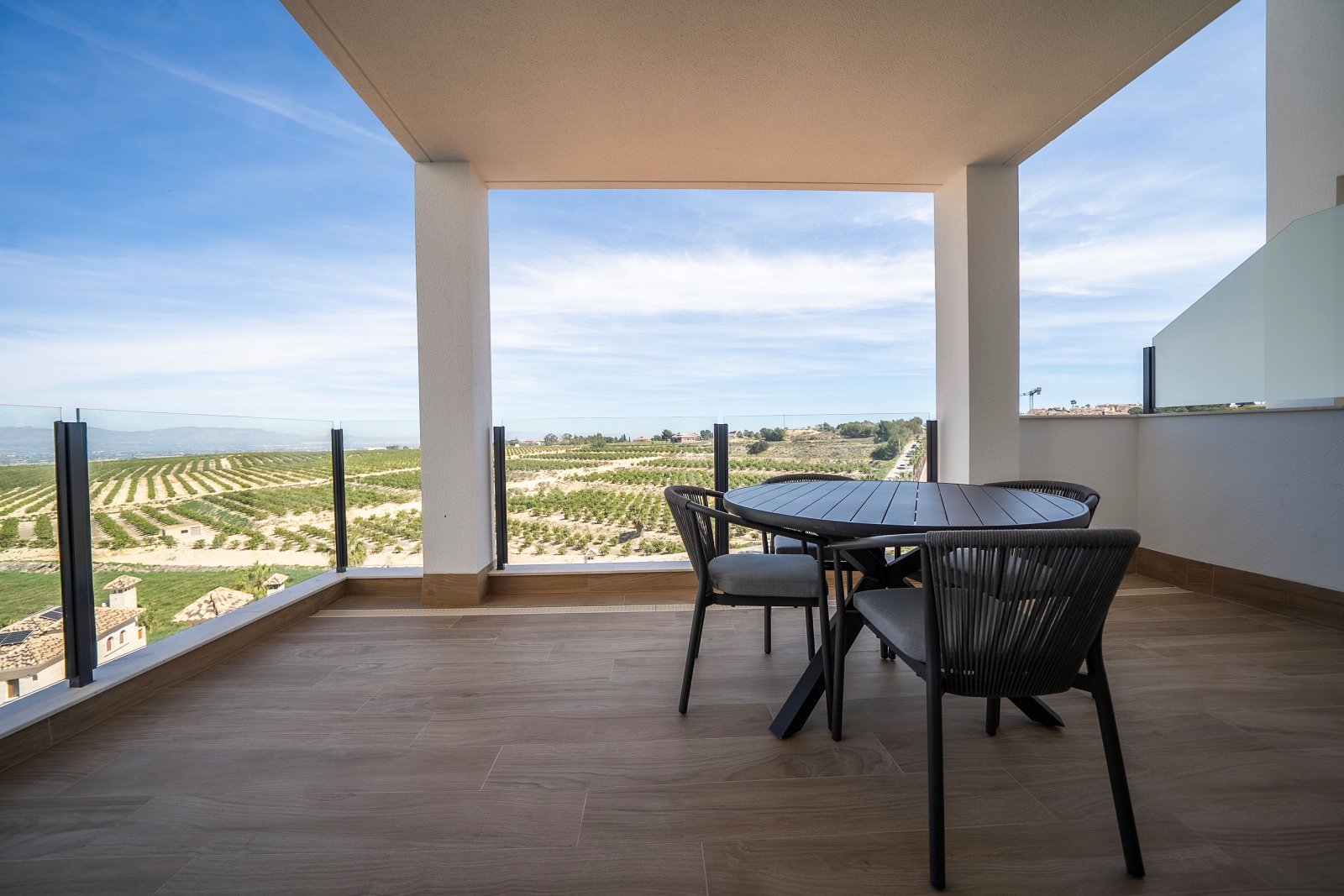 In der prestigeträchtigen Umgebung von La Finca Golf gelegen, bietet diese Wohnanlage eine Auswahl an Häusern, die sich an unterschiedliche Bedürfnis