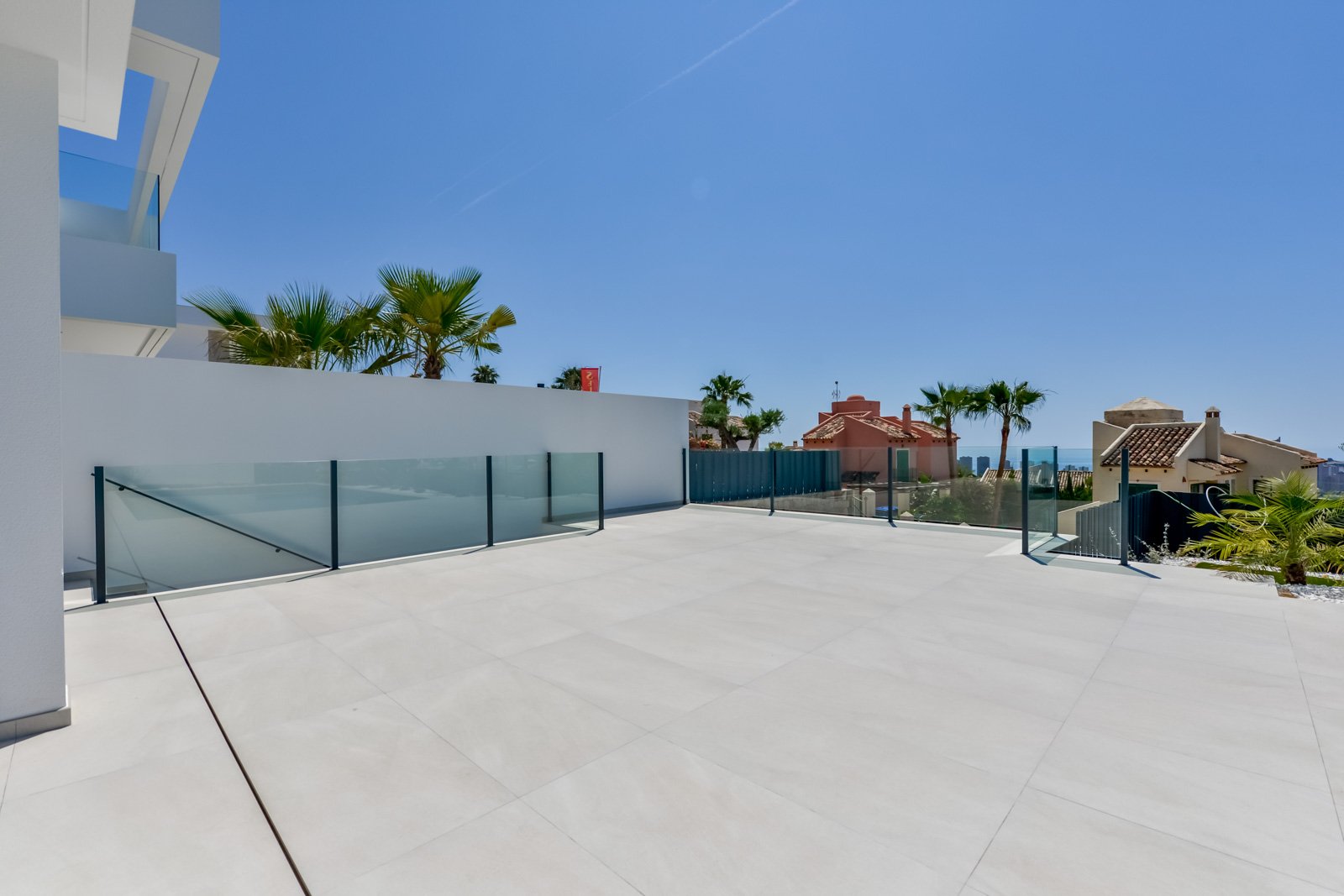 In der prestigeträchtigen Gegend von Golf Bahía gelegen, bieten diese exklusiven Villen ein unvergleichliches Wohnerlebnis. Mit nur drei verfügbaren