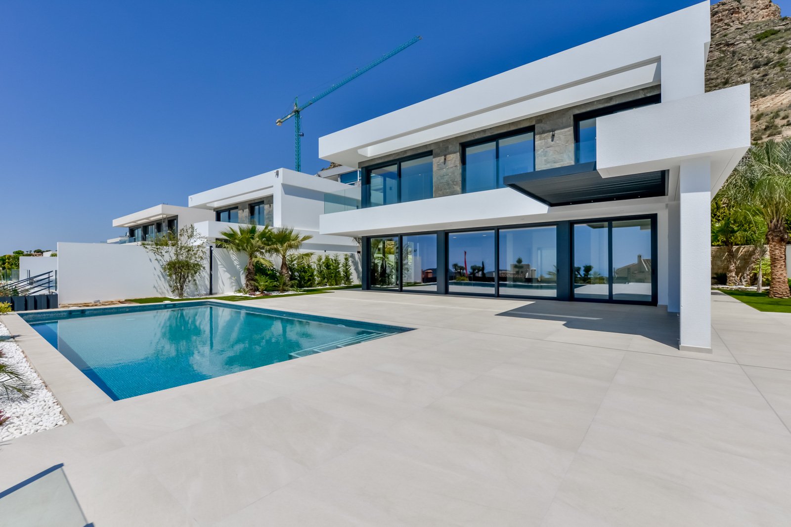 In der prestigeträchtigen Gegend von Golf Bahía gelegen, bieten diese exklusiven Villen ein unvergleichliches Wohnerlebnis. Mit nur drei verfügbaren