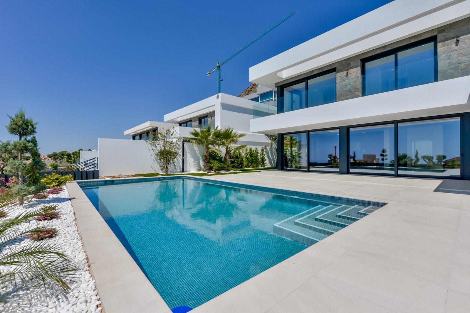 In der prestigeträchtigen Gegend von Golf Bahía gelegen, bieten diese exklusiven Villen ein unvergleichliches Wohnerlebnis. Mit nur drei verfügbaren