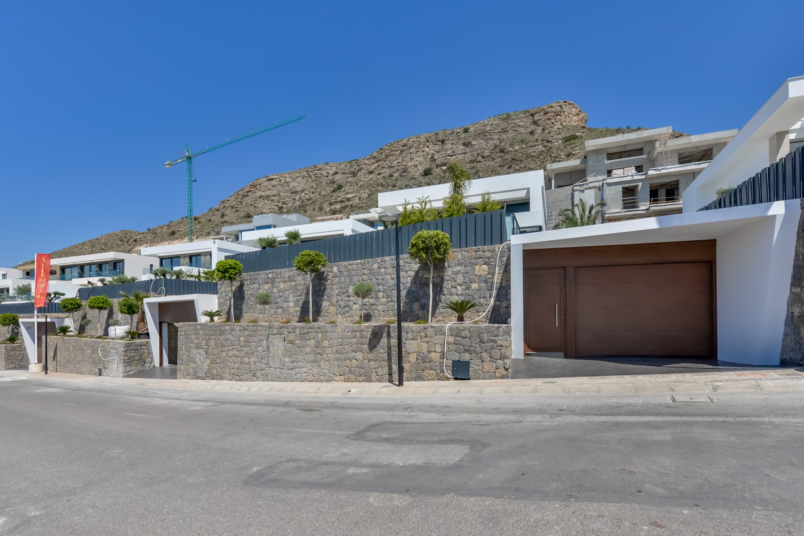 In der prestigeträchtigen Gegend von Golf Bahía gelegen, bieten diese exklusiven Villen ein unvergleichliches Wohnerlebnis. Mit nur drei verfügbaren