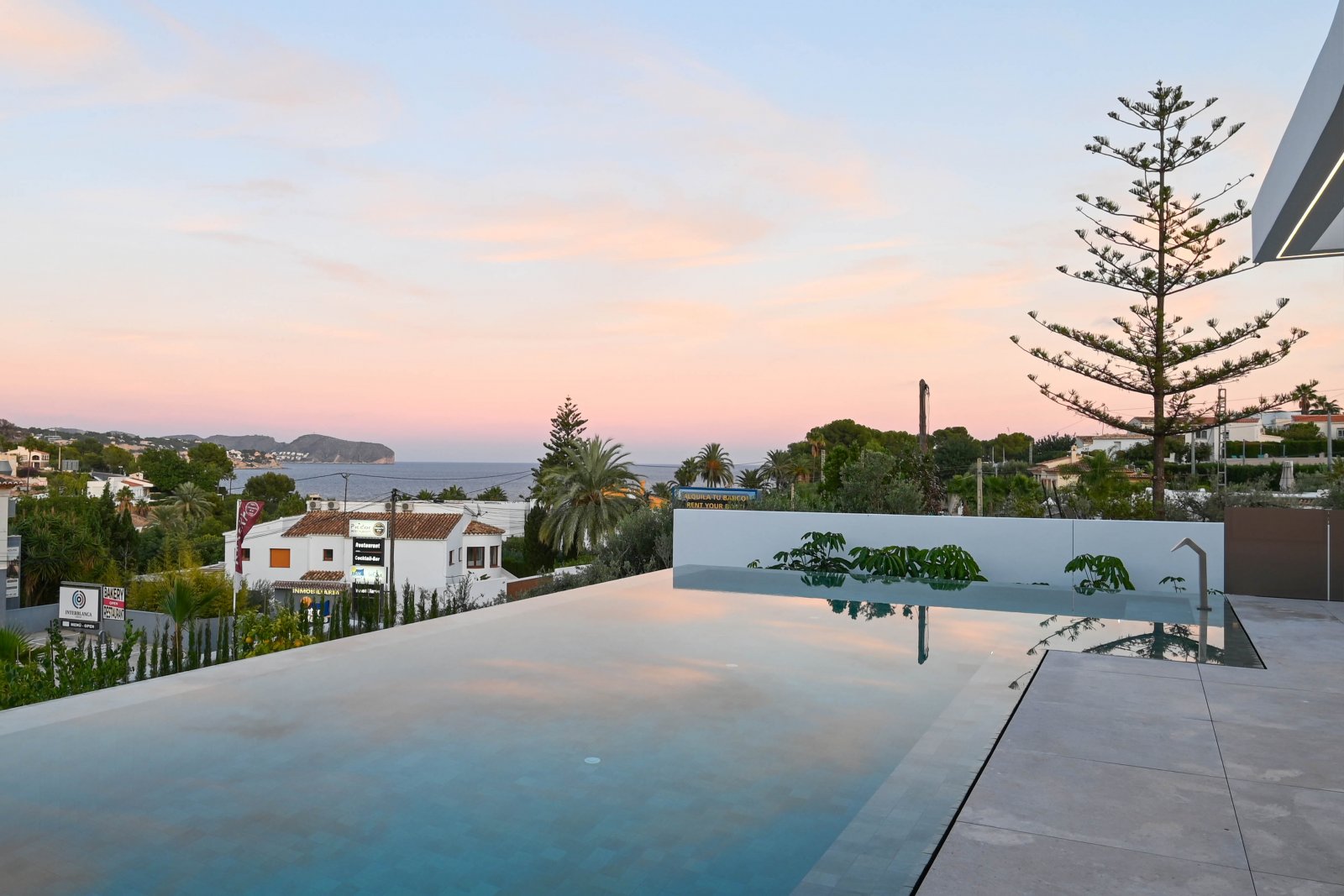Benissa:  Diese exklusive Villa befindet sich in der charmanten Stadt Benisa und bietet eine privilegierte Umgebung mit Meerblick. Die Immobilie liegt nur 400  