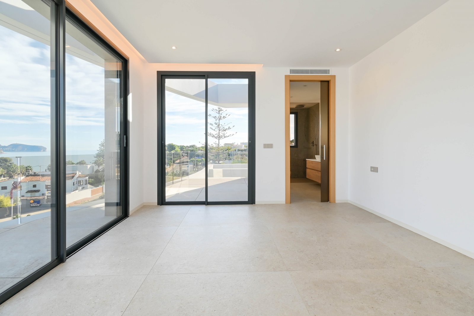 Diese exklusive Villa befindet sich in der charmanten Stadt Benisa und bietet eine privilegierte Umgebung mit Meerblick. Die Immobilie liegt nur 400