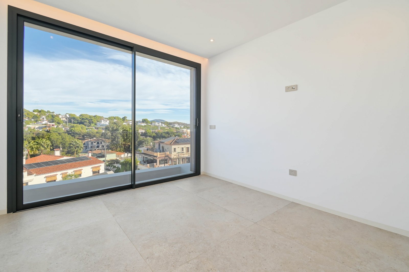 Diese exklusive Villa befindet sich in der charmanten Stadt Benisa und bietet eine privilegierte Umgebung mit Meerblick. Die Immobilie liegt nur 400