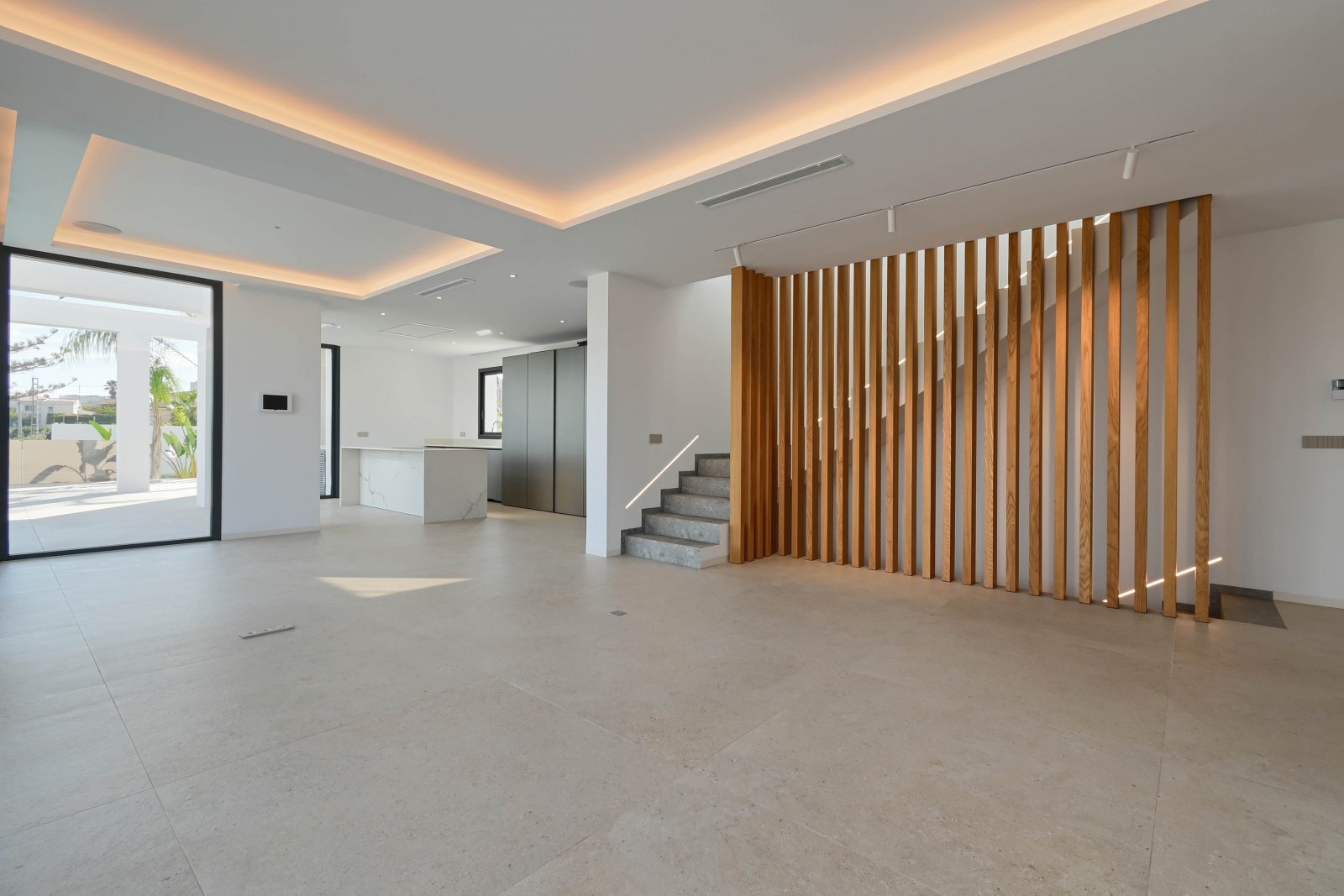 Diese exklusive Villa befindet sich in der charmanten Stadt Benisa und bietet eine privilegierte Umgebung mit Meerblick. Die Immobilie liegt nur 400