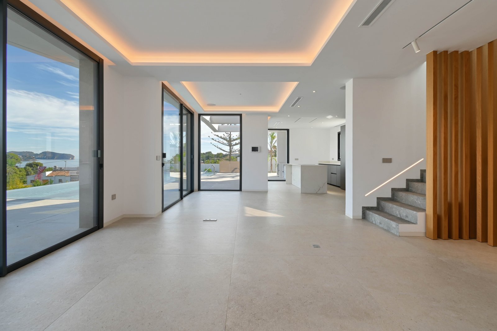 Diese exklusive Villa befindet sich in der charmanten Stadt Benisa und bietet eine privilegierte Umgebung mit Meerblick. Die Immobilie liegt nur 400