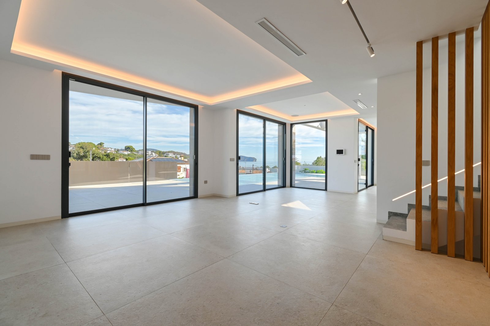 Diese exklusive Villa befindet sich in der charmanten Stadt Benisa und bietet eine privilegierte Umgebung mit Meerblick. Die Immobilie liegt nur 400