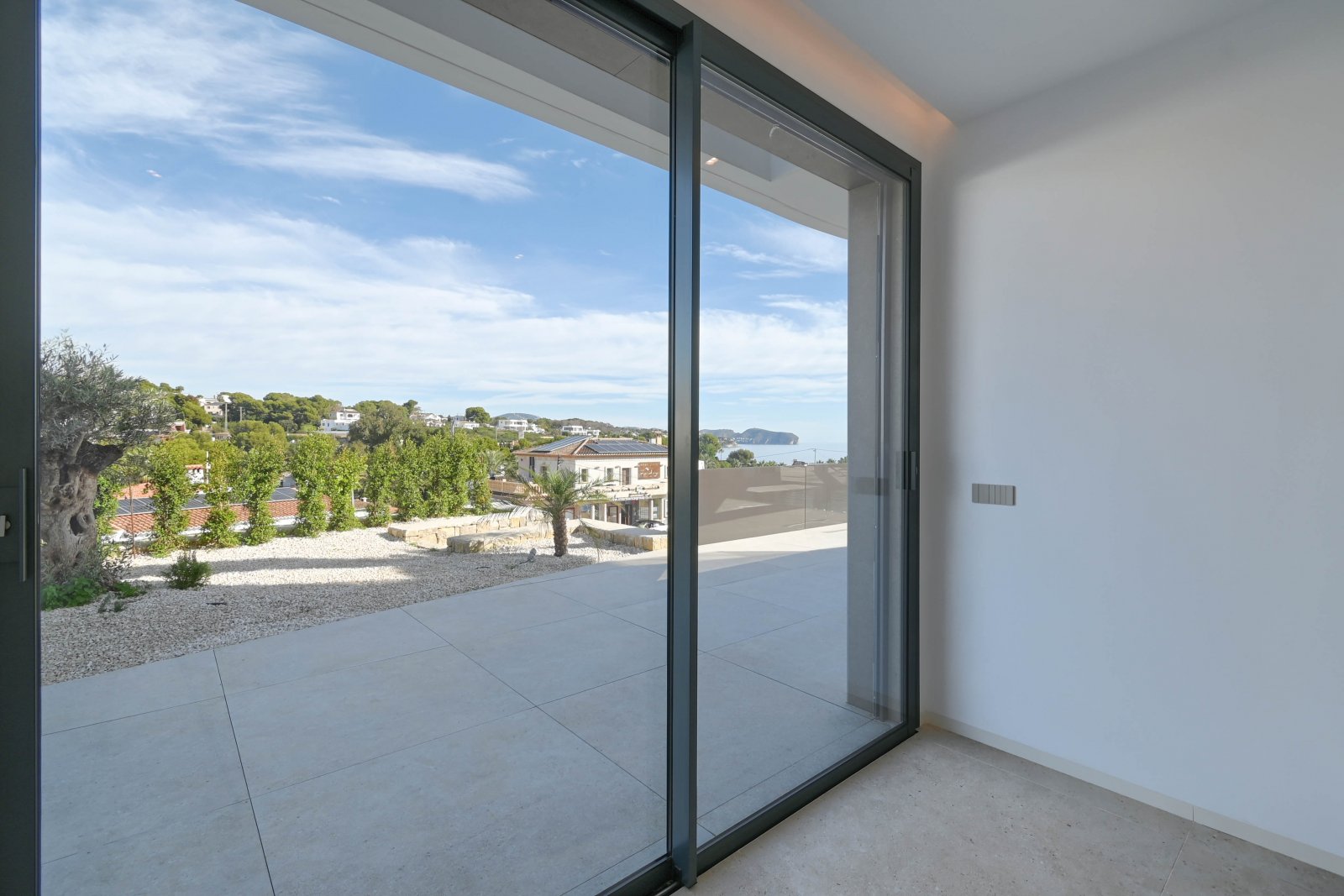 Diese exklusive Villa befindet sich in der charmanten Stadt Benisa und bietet eine privilegierte Umgebung mit Meerblick. Die Immobilie liegt nur 400
