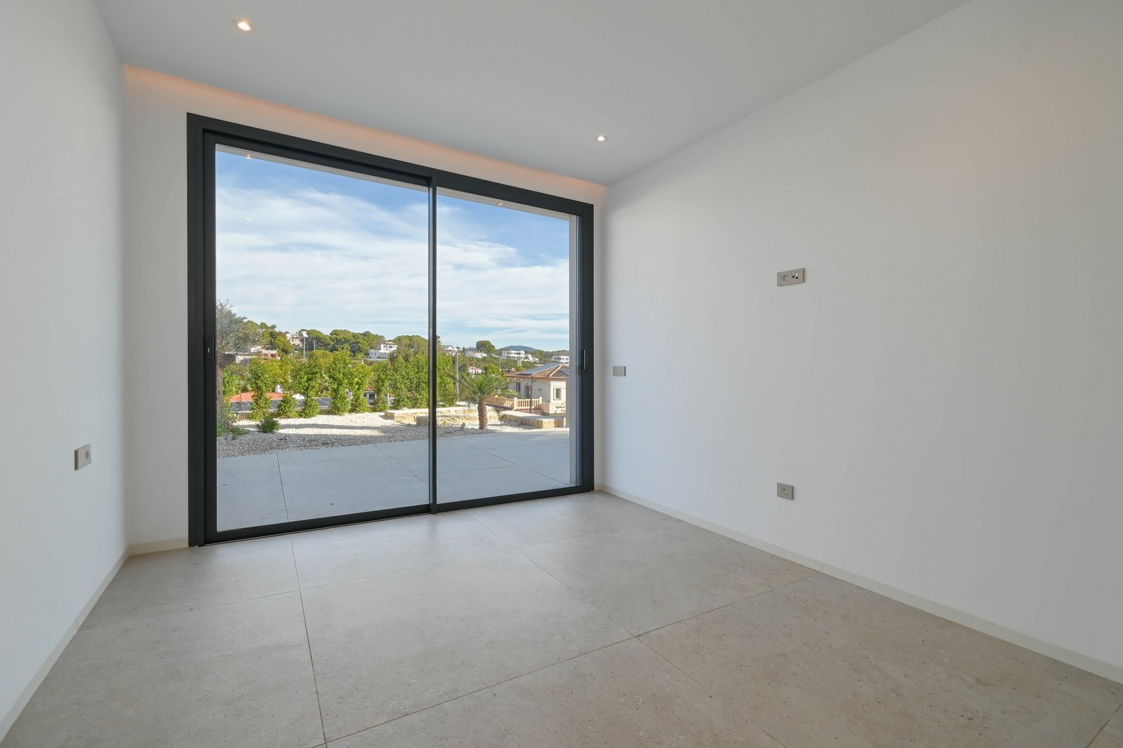 Diese exklusive Villa befindet sich in der charmanten Stadt Benisa und bietet eine privilegierte Umgebung mit Meerblick. Die Immobilie liegt nur 400