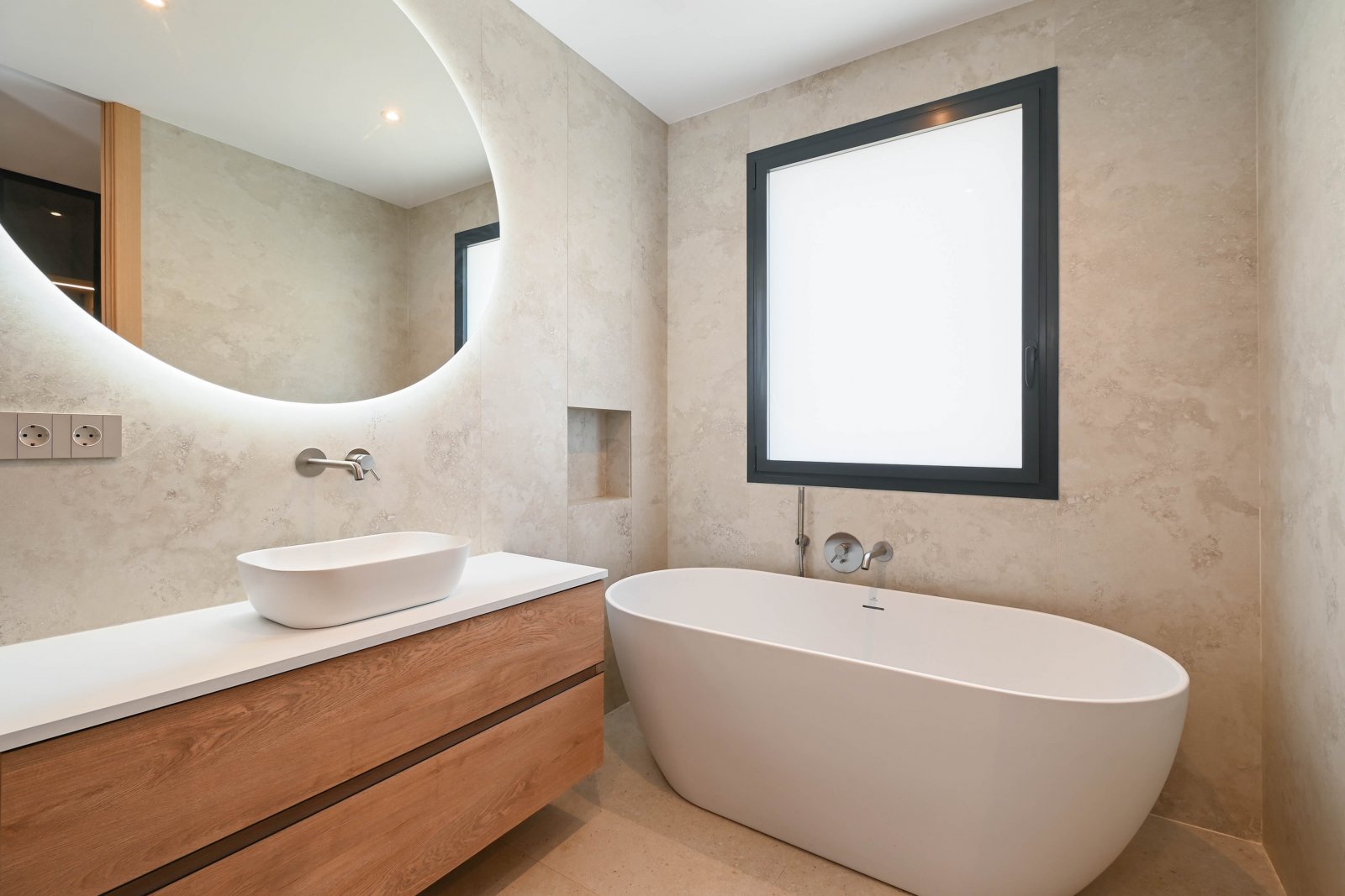 Diese exklusive Villa befindet sich in der charmanten Stadt Benisa und bietet eine privilegierte Umgebung mit Meerblick. Die Immobilie liegt nur 400