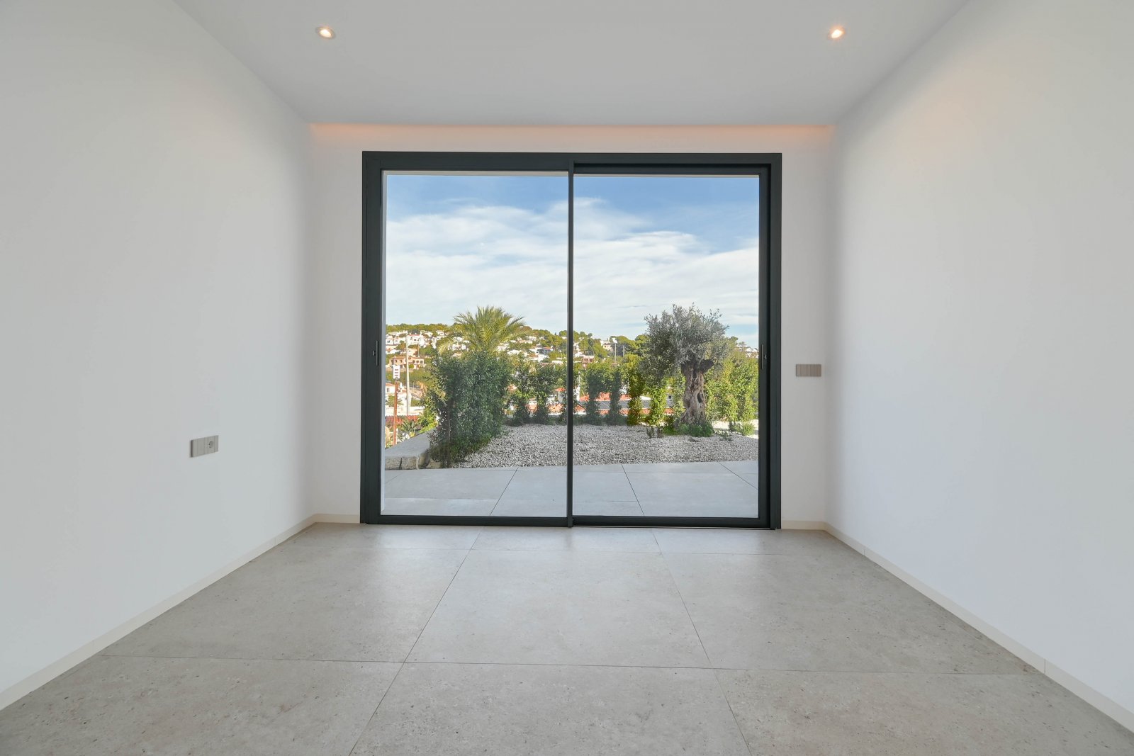 Diese exklusive Villa befindet sich in der charmanten Stadt Benisa und bietet eine privilegierte Umgebung mit Meerblick. Die Immobilie liegt nur 400