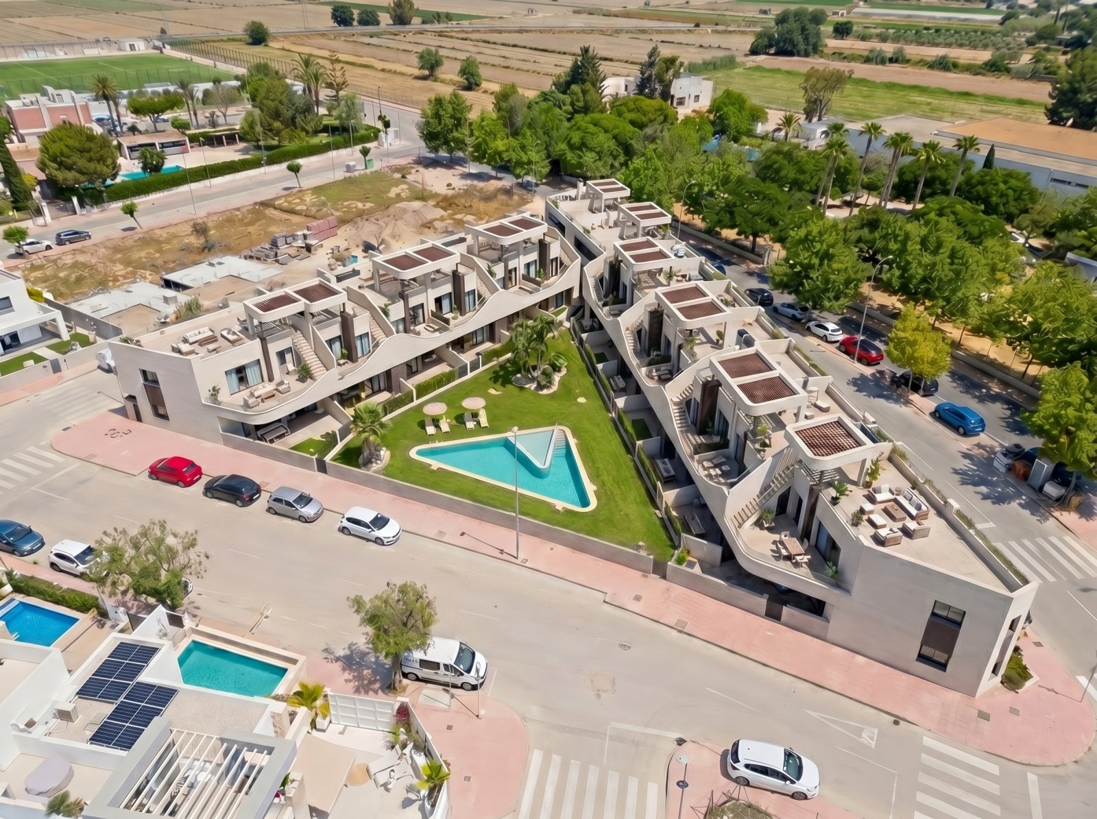 Im charmanten Ort San Fulgencio gelegen, bietet dieser Wohnkomplex eine Auswahl von 12 Bungalows, unterteilt in zwei Typologien: High-Bungalow und Lo