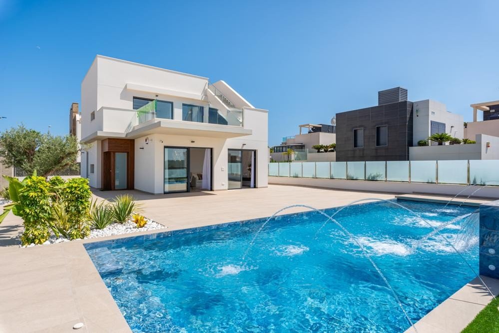 In der charmanten Stadt Orihuela gelegen, bieten diese exklusiven Villen eine privilegierte Umgebung für diejenigen, die ein Zuhause an der Costa Bla
