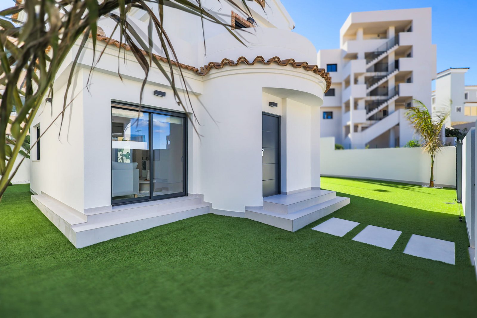 In der wunderschönen Gegend von Orihuela Costa gelegen, bietet diese exklusive Villa eine einzigartige Gelegenheit, eine privilegierte Umgebung zu ge