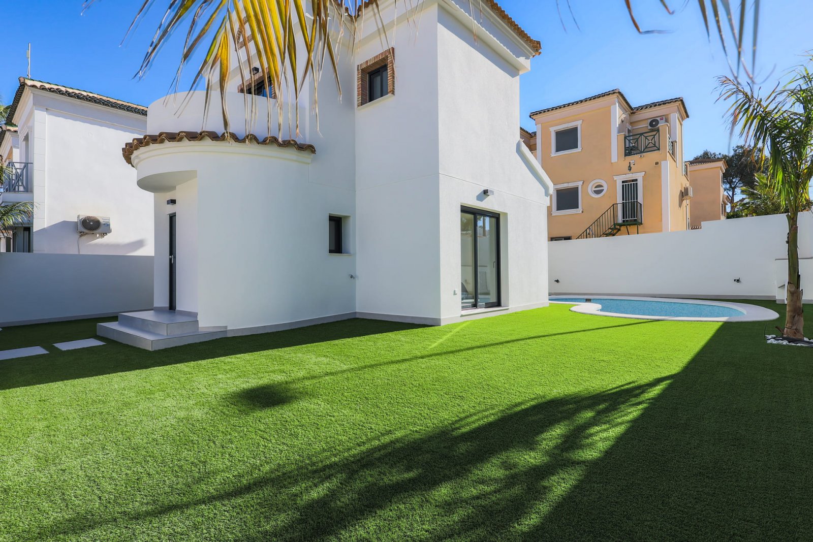 In der wunderschönen Gegend von Orihuela Costa gelegen, bietet diese exklusive Villa eine einzigartige Gelegenheit, eine privilegierte Umgebung zu ge
