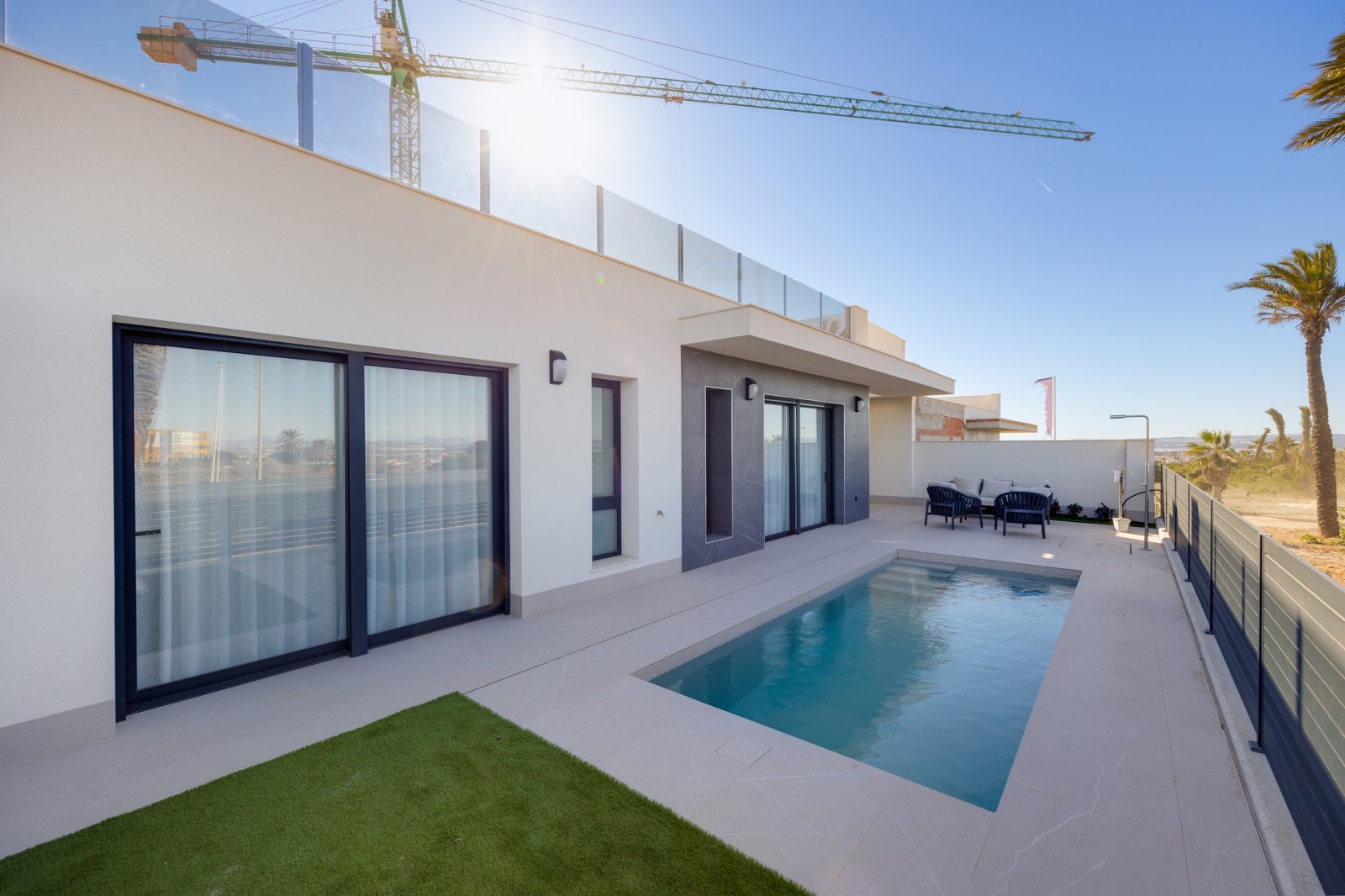 In der schönen Stadt Torrevieja gelegen, bietet diese exklusive Sammlung von 16 freistehenden Häusern eine ideale Umgebung für diejenigen, die ein Zu