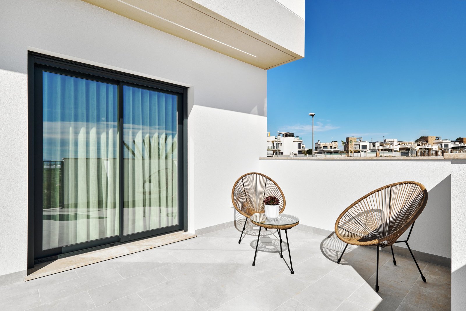 In der charmanten Umgebung von San Miguel de Salinas gelegen, bietet dieser exklusive Wohnkomplex 24 Immobilien, die für diejenigen entworfen wurden,