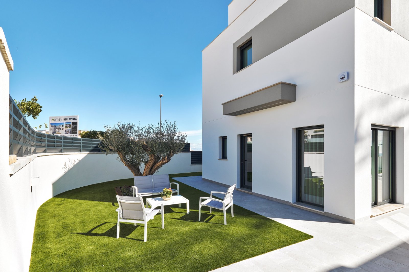 In der charmanten Umgebung von San Miguel de Salinas gelegen, bietet dieser exklusive Wohnkomplex 24 Immobilien, die für diejenigen entworfen wurden,