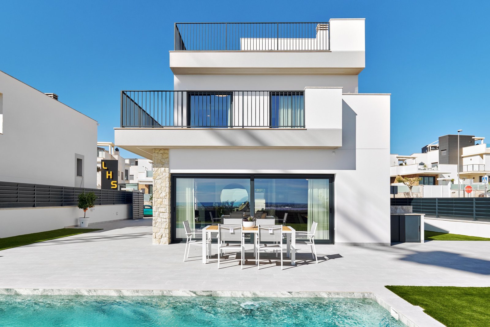 In der charmanten Umgebung von San Miguel de Salinas gelegen, bietet dieser exklusive Wohnkomplex 24 Immobilien, die für diejenigen entworfen wurden,
