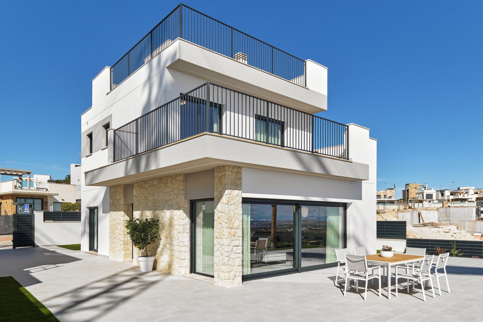In der charmanten Umgebung von San Miguel de Salinas gelegen, bietet dieser exklusive Wohnkomplex 24 Immobilien, die für diejenigen entworfen wurden,