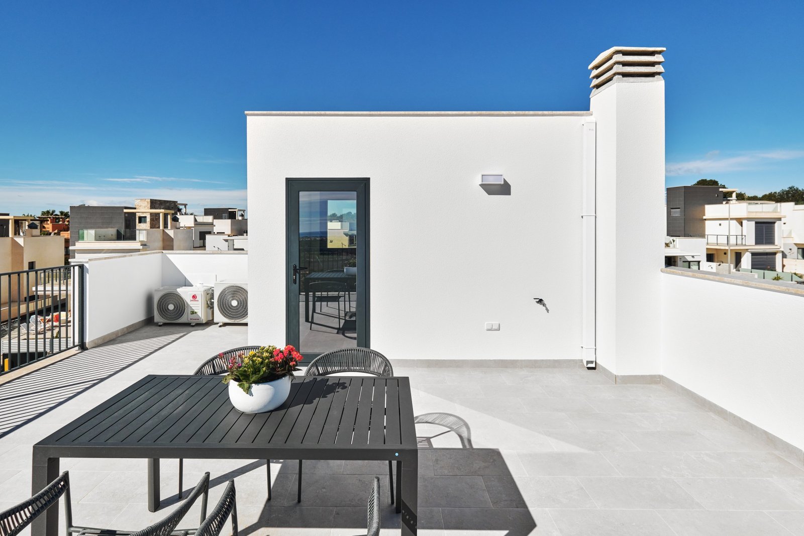 In der charmanten Umgebung von San Miguel de Salinas gelegen, bietet dieser exklusive Wohnkomplex 24 Immobilien, die für diejenigen entworfen wurden,
