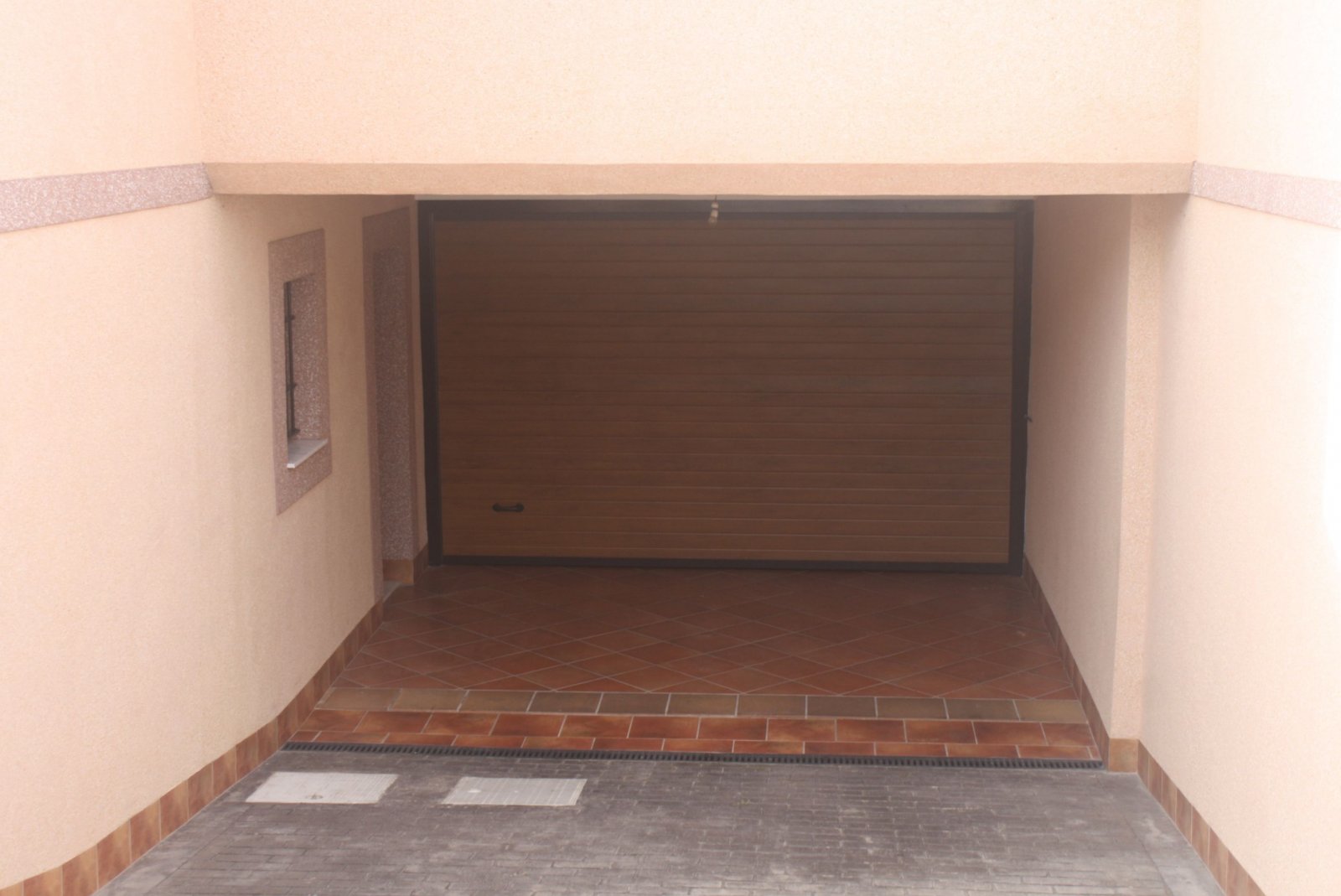 In der charmanten Stadt Torrevieja gelegen, bietet dieses Reihenhaus eine einzigartige Gelegenheit, das Leben an der Costa Blanca zu genießen. Mit nu