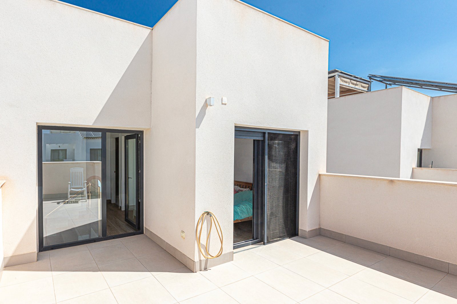Wir freuen uns, diese beeindruckende Villa in der prestigeträchtigen Urbanisation Doña Pepa in Ciudad Quesada, Rojales, anbieten zu können. Mit einem