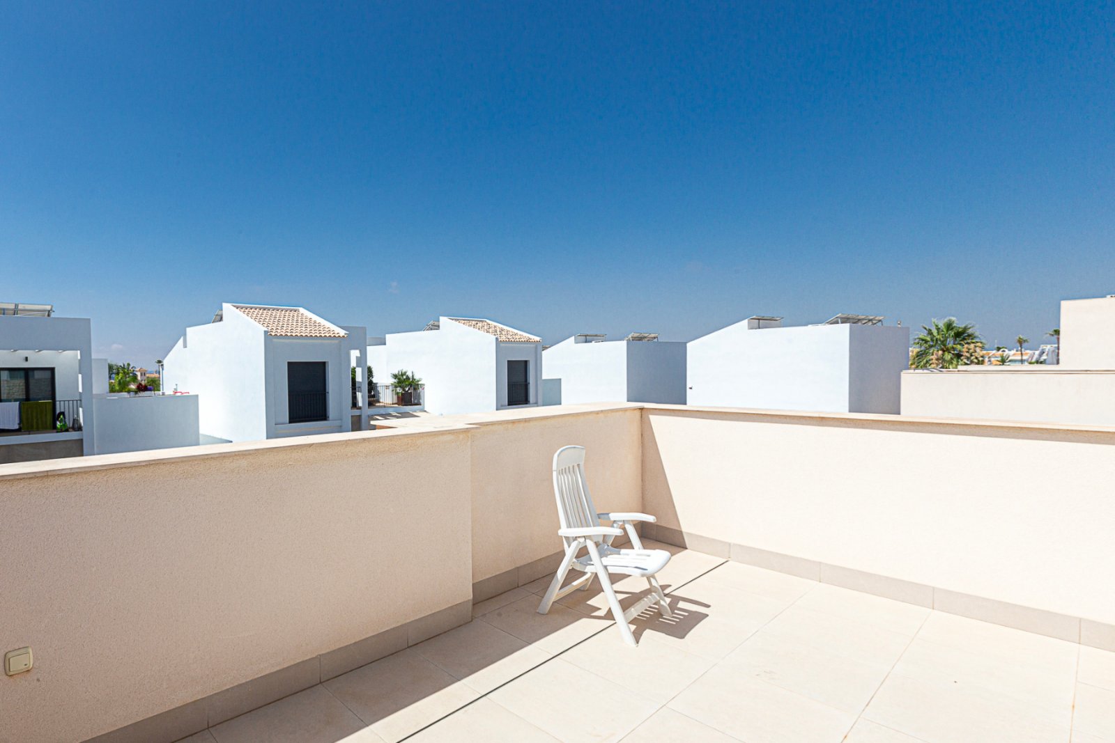 Wir freuen uns, diese beeindruckende Villa in der prestigeträchtigen Urbanisation Doña Pepa in Ciudad Quesada, Rojales, anbieten zu können. Mit einem