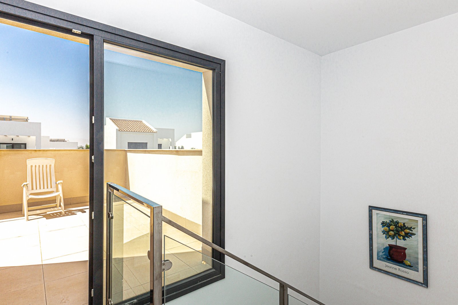 Wir freuen uns, diese beeindruckende Villa in der prestigeträchtigen Urbanisation Doña Pepa in Ciudad Quesada, Rojales, anbieten zu können. Mit einem