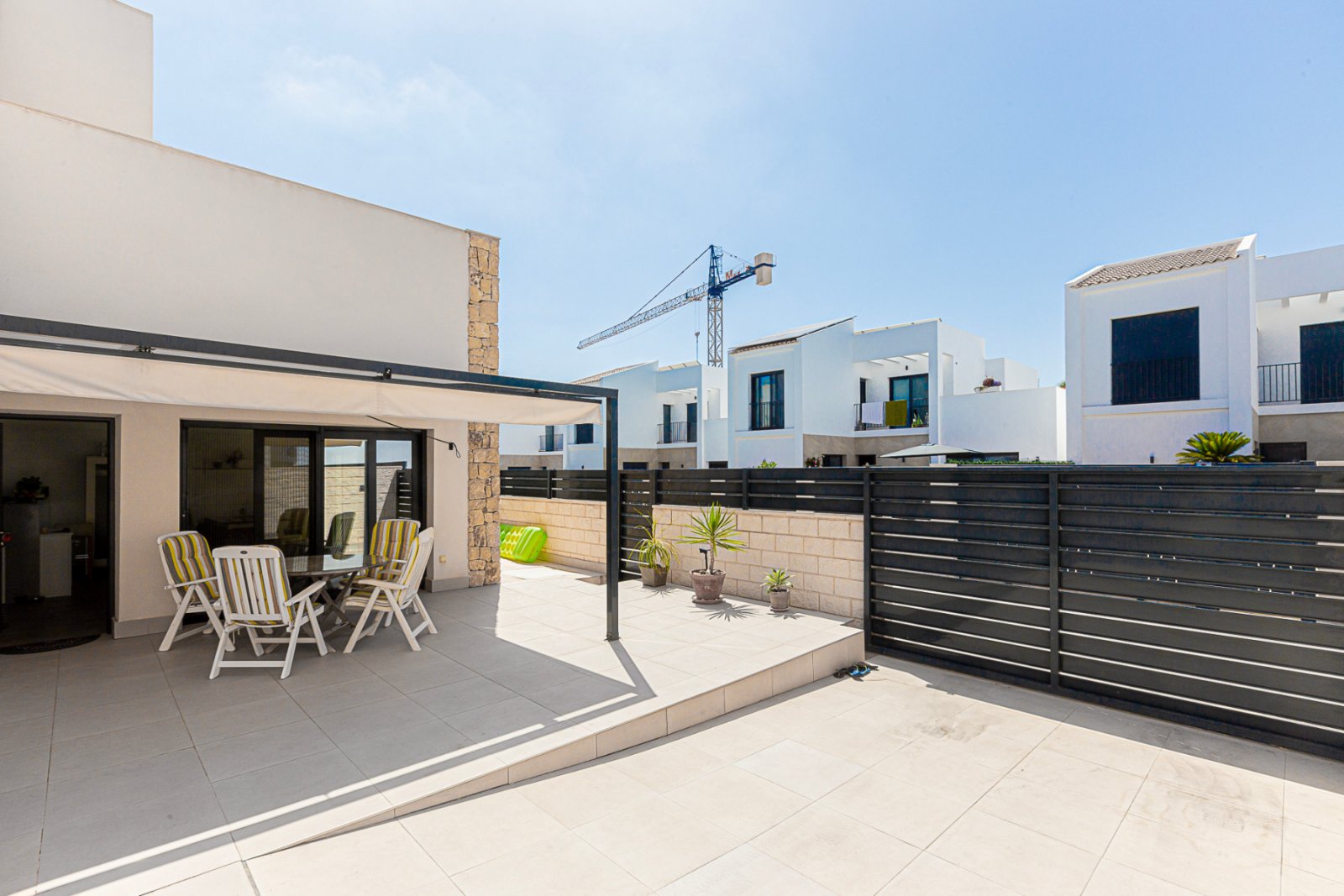 Wir freuen uns, diese beeindruckende Villa in der prestigeträchtigen Urbanisation Doña Pepa in Ciudad Quesada, Rojales, anbieten zu können. Mit einem