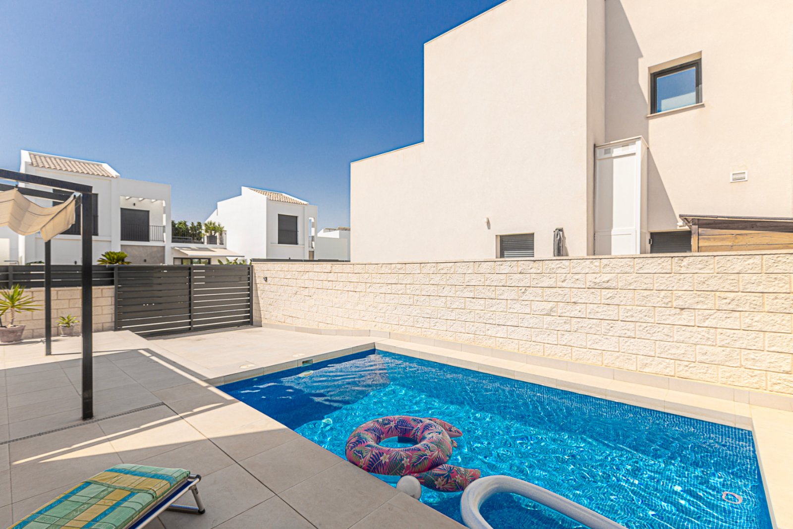 Wir freuen uns, diese beeindruckende Villa in der prestigeträchtigen Urbanisation Doña Pepa in Ciudad Quesada, Rojales, anbieten zu können. Mit einem