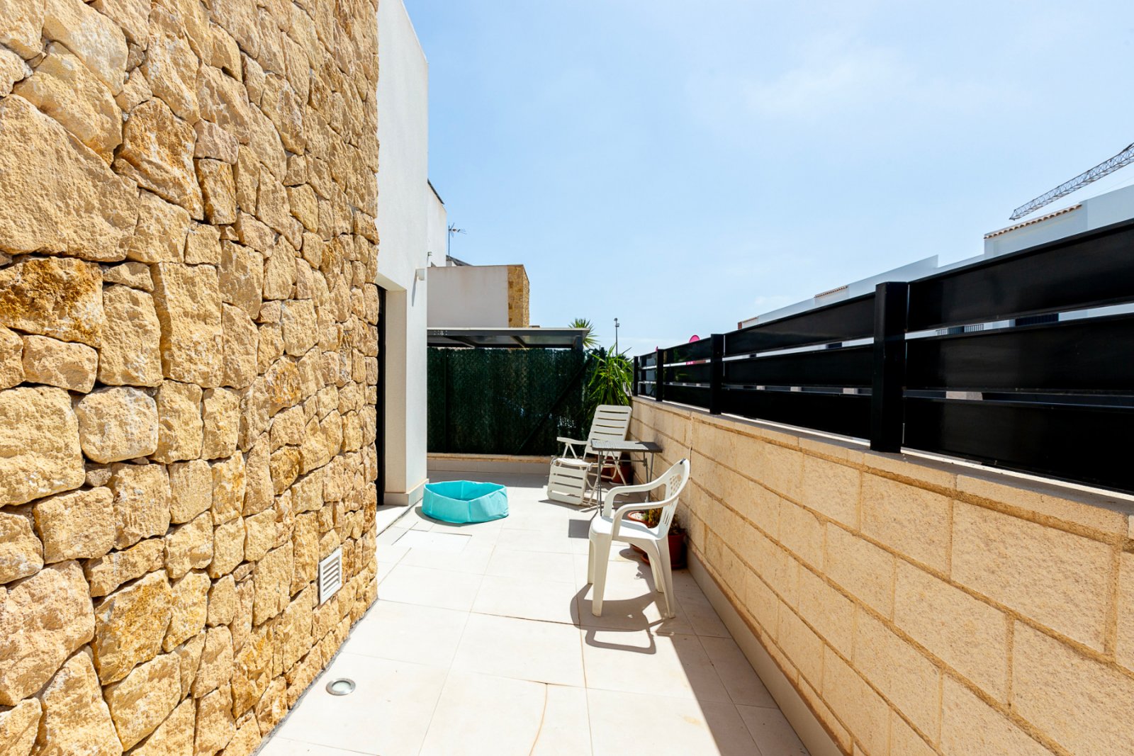 Wir freuen uns, diese beeindruckende Villa in der prestigeträchtigen Urbanisation Doña Pepa in Ciudad Quesada, Rojales, anbieten zu können. Mit einem