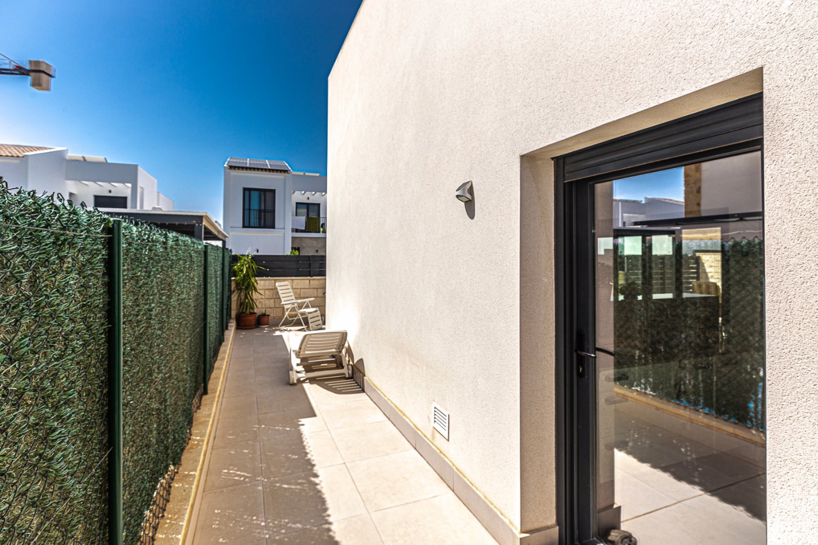 Wir freuen uns, diese beeindruckende Villa in der prestigeträchtigen Urbanisation Doña Pepa in Ciudad Quesada, Rojales, anbieten zu können. Mit einem