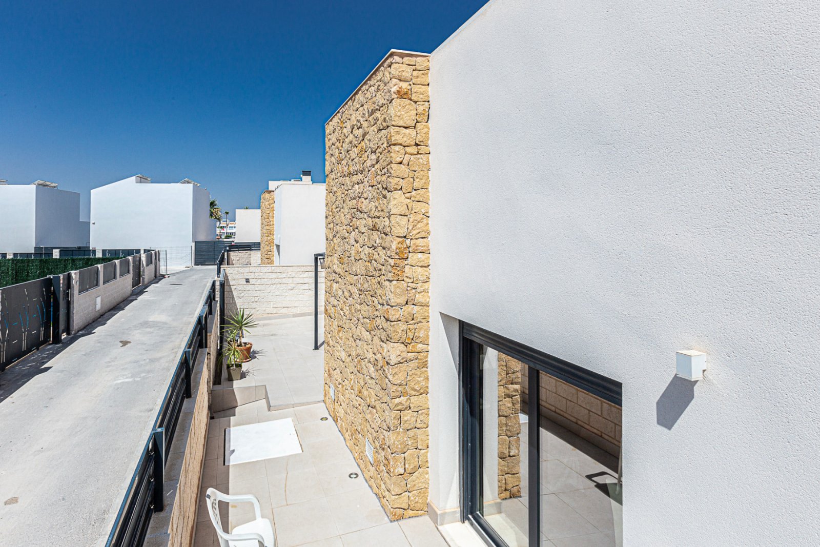 Wir freuen uns, diese beeindruckende Villa in der prestigeträchtigen Urbanisation Doña Pepa in Ciudad Quesada, Rojales, anbieten zu können. Mit einem