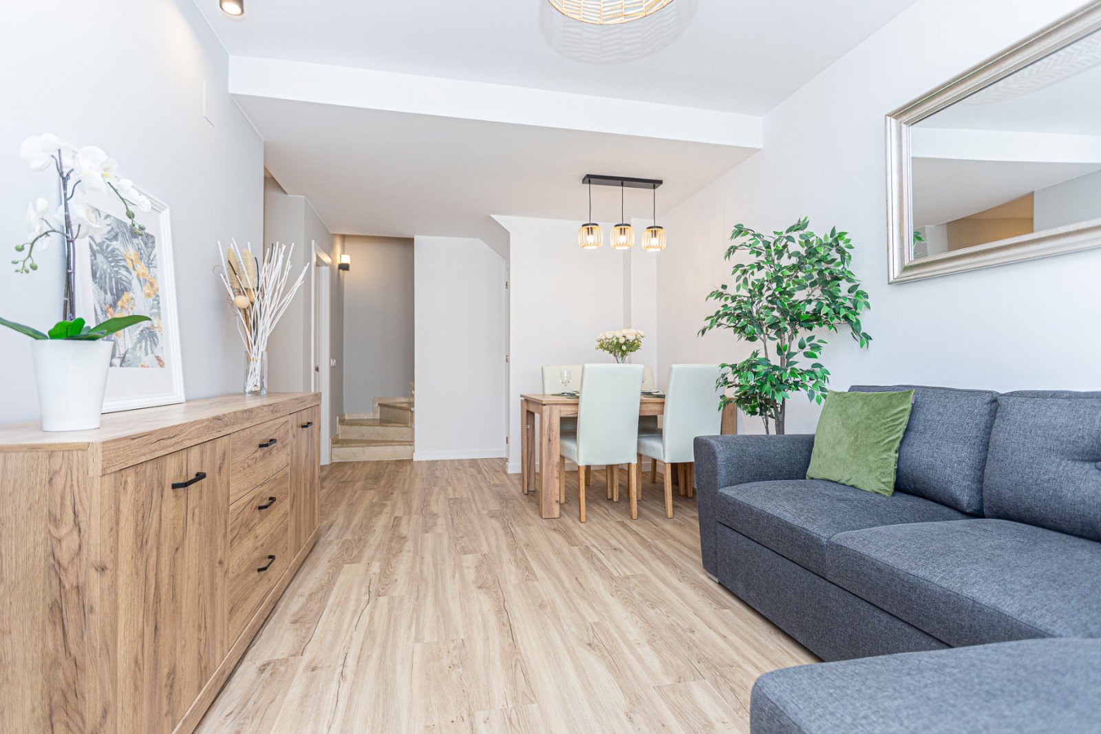Wir präsentieren dieses wunderschöne Eckreihenhaus, das mit hochwertigen Materialien und viel Stil vollständig renoviert wurde, in der ruhigen und be