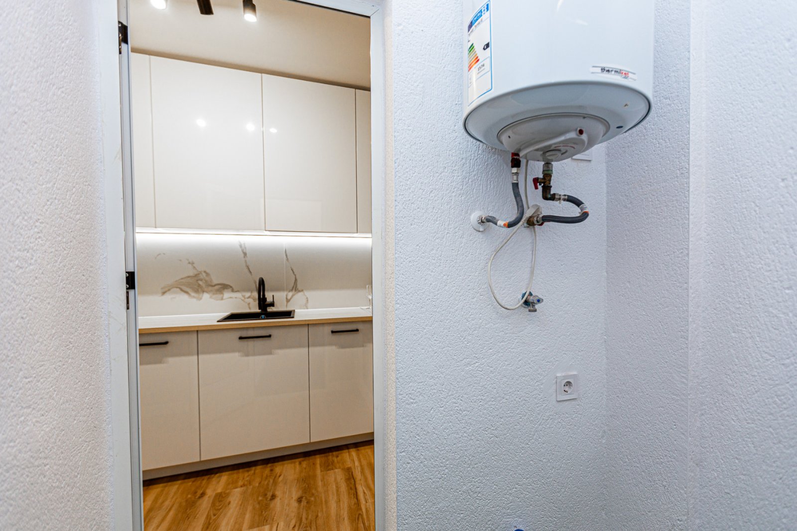 Wir präsentieren dieses wunderschöne Eckreihenhaus, das mit hochwertigen Materialien und viel Stil vollständig renoviert wurde, in der ruhigen und be