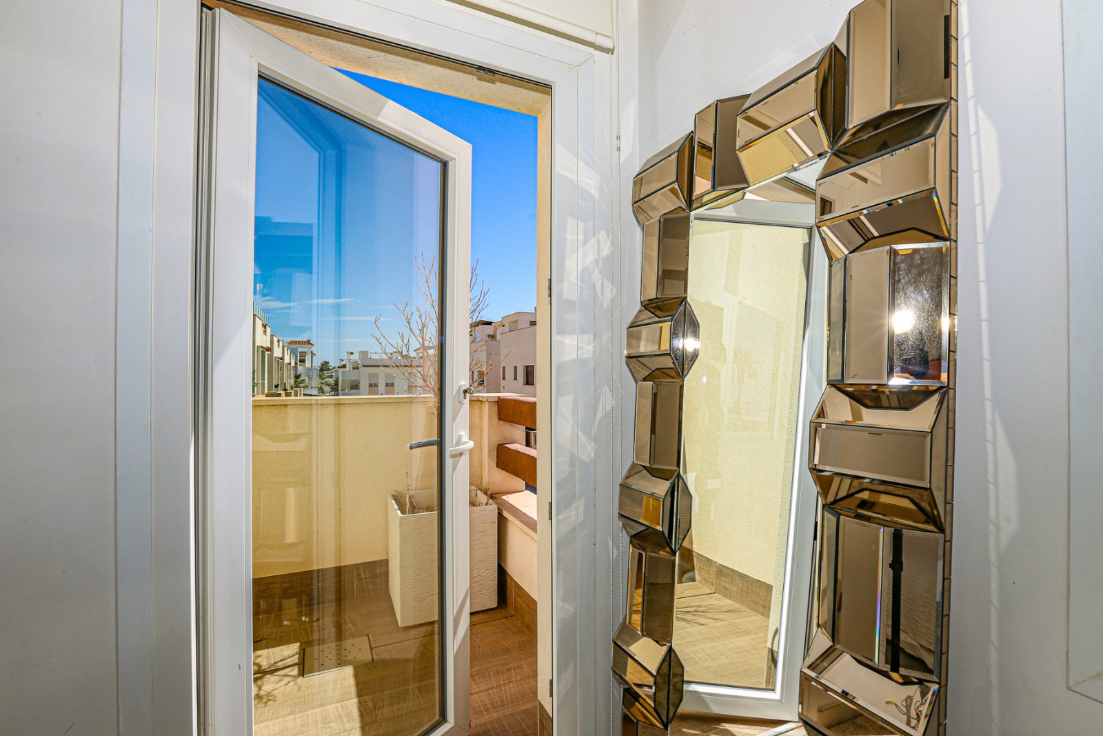 Wir präsentieren Ihnen diese exklusive freistehende Villa in der angesehenen Wohngegend Doña Pepa, Ciudad Quesada (Rojales). Das Haus befindet sich a