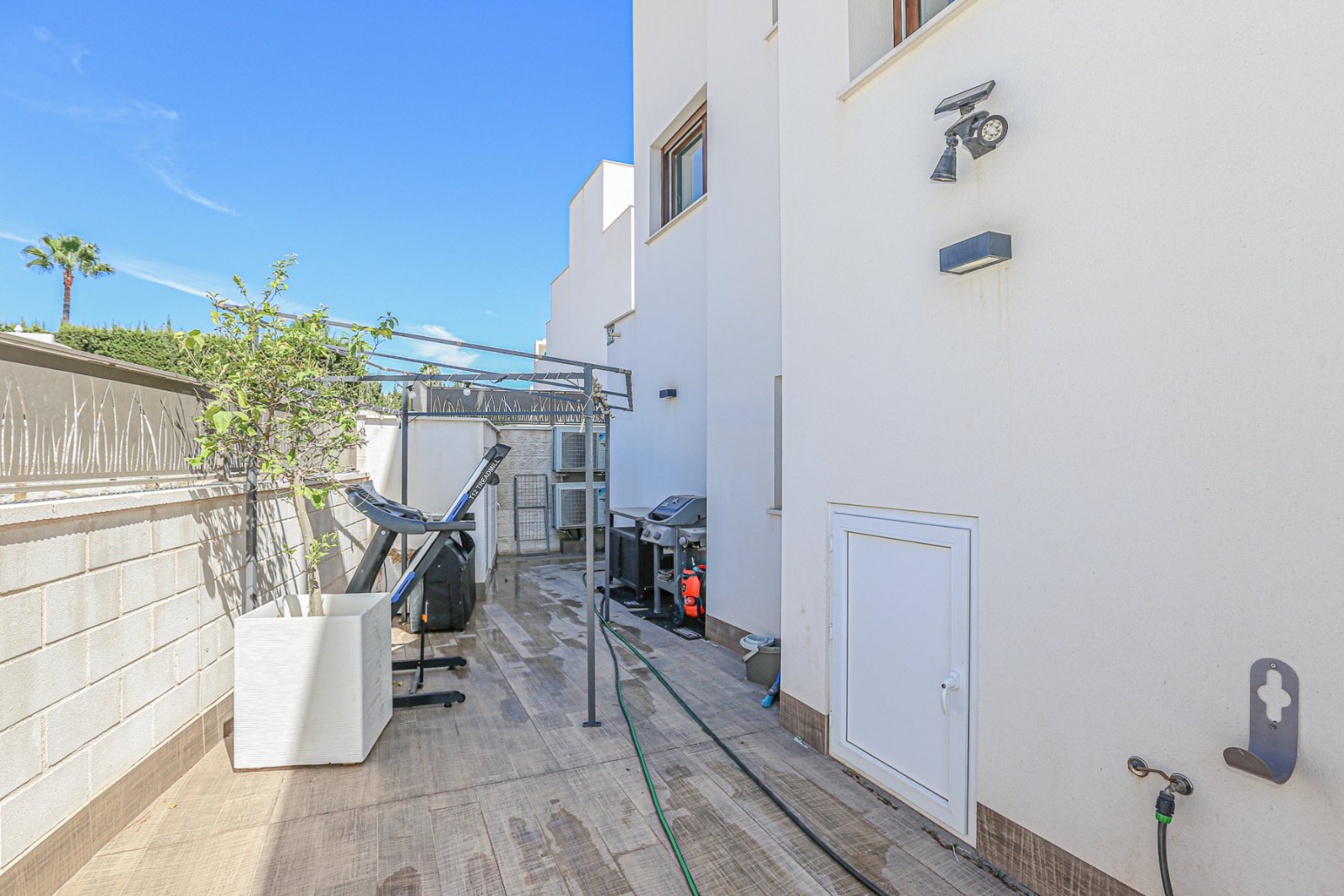 Wir präsentieren Ihnen diese exklusive freistehende Villa in der angesehenen Wohngegend Doña Pepa, Ciudad Quesada (Rojales). Das Haus befindet sich a
