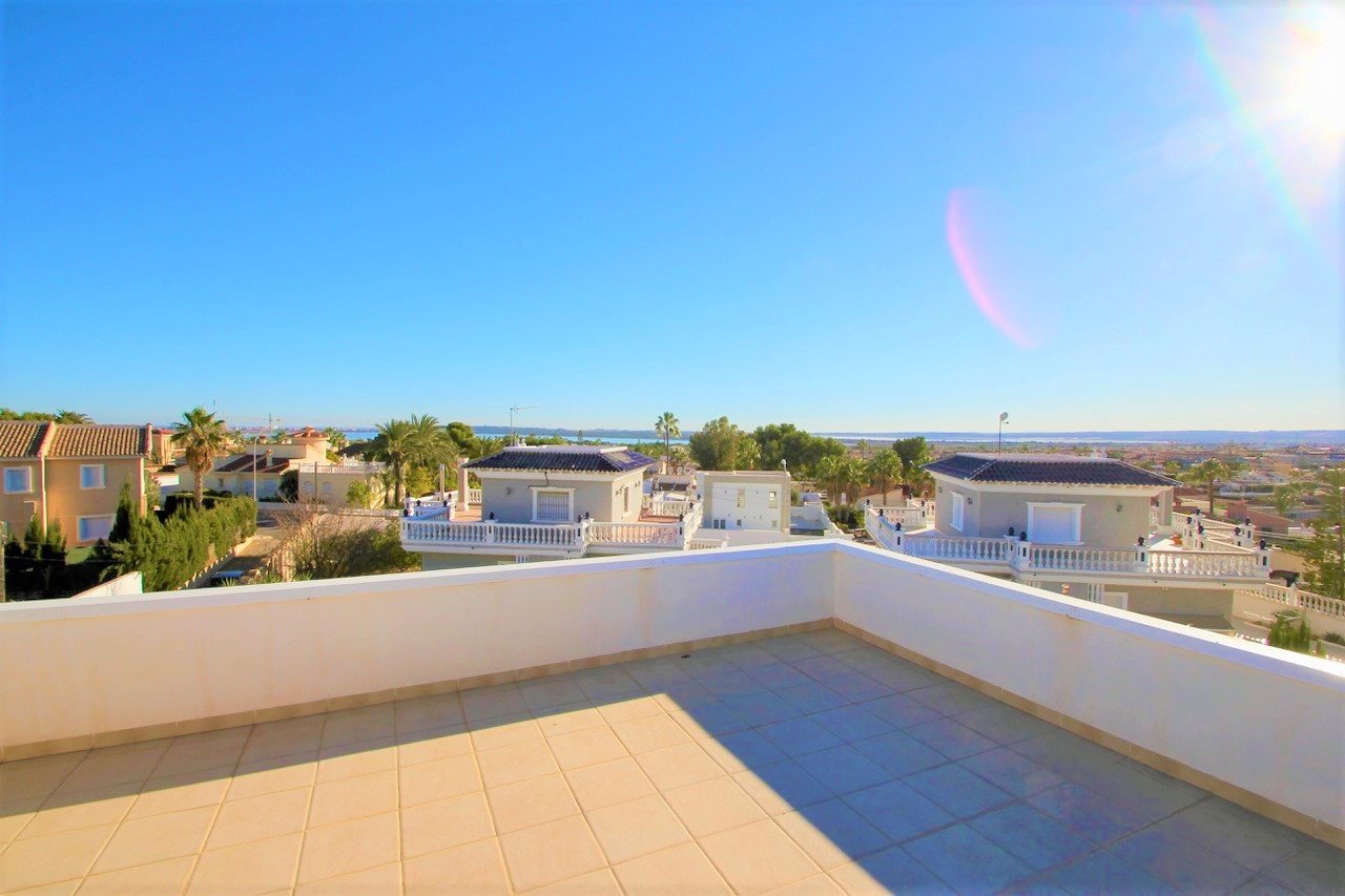   Detached villa on large plot with views down to the sea&amp;#13;&amp;#13;
Renovated and well-maintained villa on a plot of 1.254 m2 with a