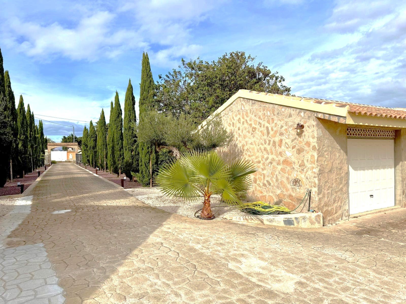 The property sits within a fenced-in land with a surface of 8.000 m2, predominantly flat with no views from neighbours;

 