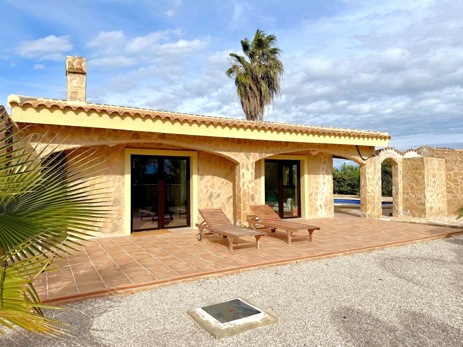 The property sits within a fenced-in land with a surface of 8.000 m2, predominantly flat with no views from neighbours;

 