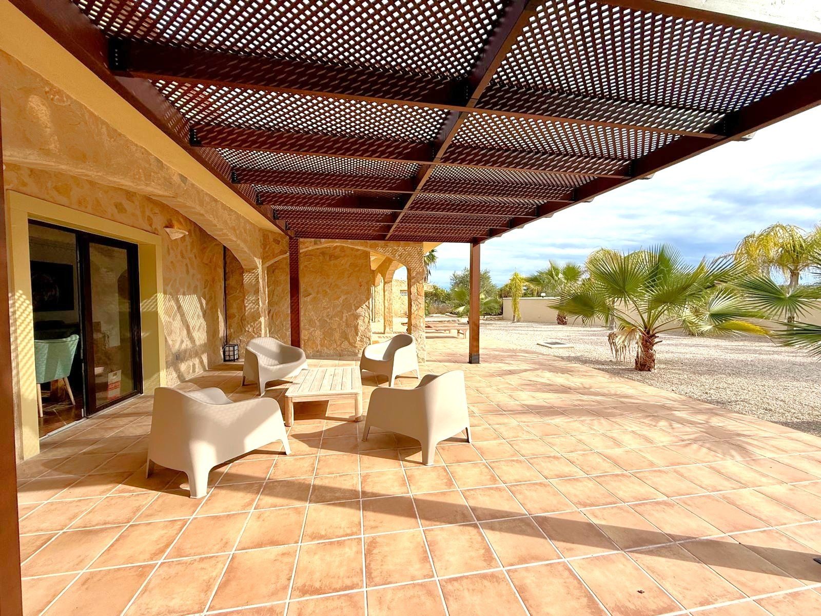 The property sits within a fenced-in land with a surface of 8.000 m2, predominantly flat with no views from neighbours;

 